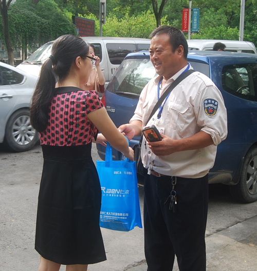 杭州仁本为停车收费员定期送防暑物品