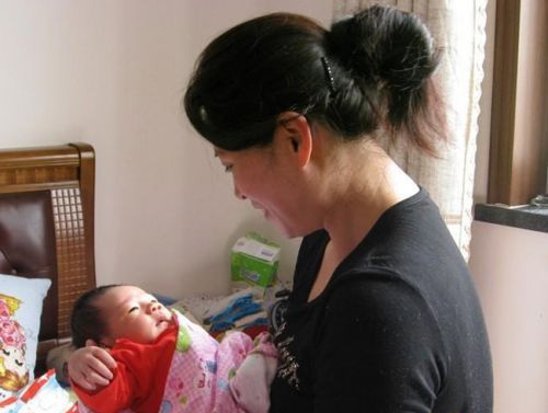 月嫂市场紧俏乱象层出不穷：不识字都能拿到证书