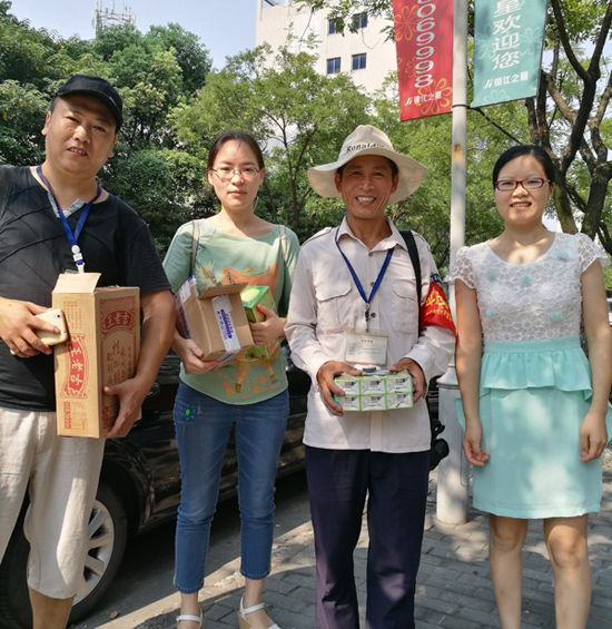 炎夏酷暑送清凉  丝丝关爱寄深情