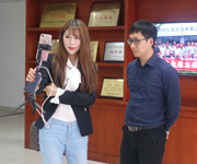 美女主播帮你找工作